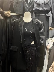 歐洲經典辣妹穿搭夏季新款時髦別致小個子坑紋彈力背心別針裝飾女