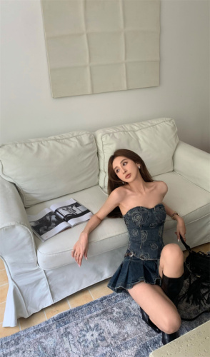 Real shot of sexy hot girl with retro temperament in embossed heavy-duty denim tube top + half-length pleated culottes