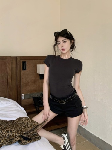 Actual shot of simple slim slim fit right shoulder short-sleeved T-shirt top high waist casual work shorts suit