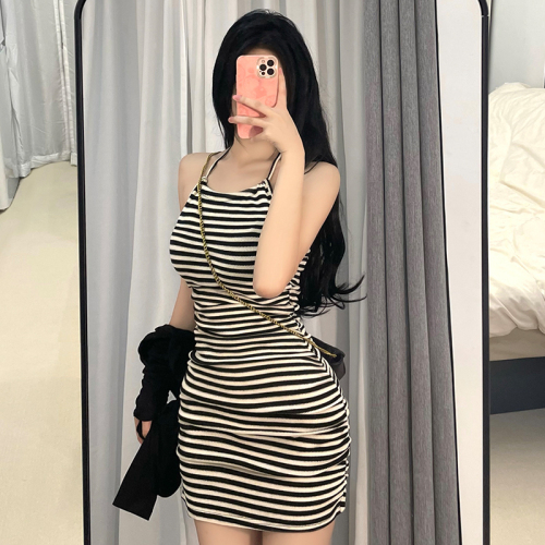 Suspender halter neck dress for hot girls to cover the hips, slim and slim, temperament for small people, summer 2024 new style