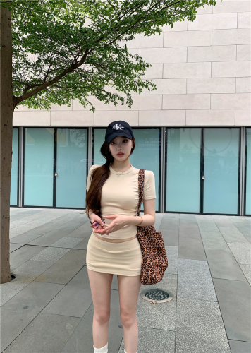 Real shot of American hot girl simple round neck short-sleeved T-shirt with low waist and hip-hugging shorts and skirt two-piece set