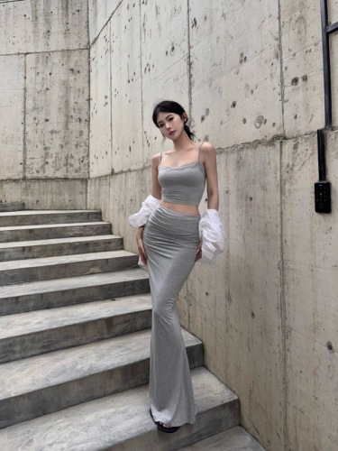 Real shot of comfortable and elegant suit, lace camisole, high-waisted pleated slimming hip-hugging long skirt