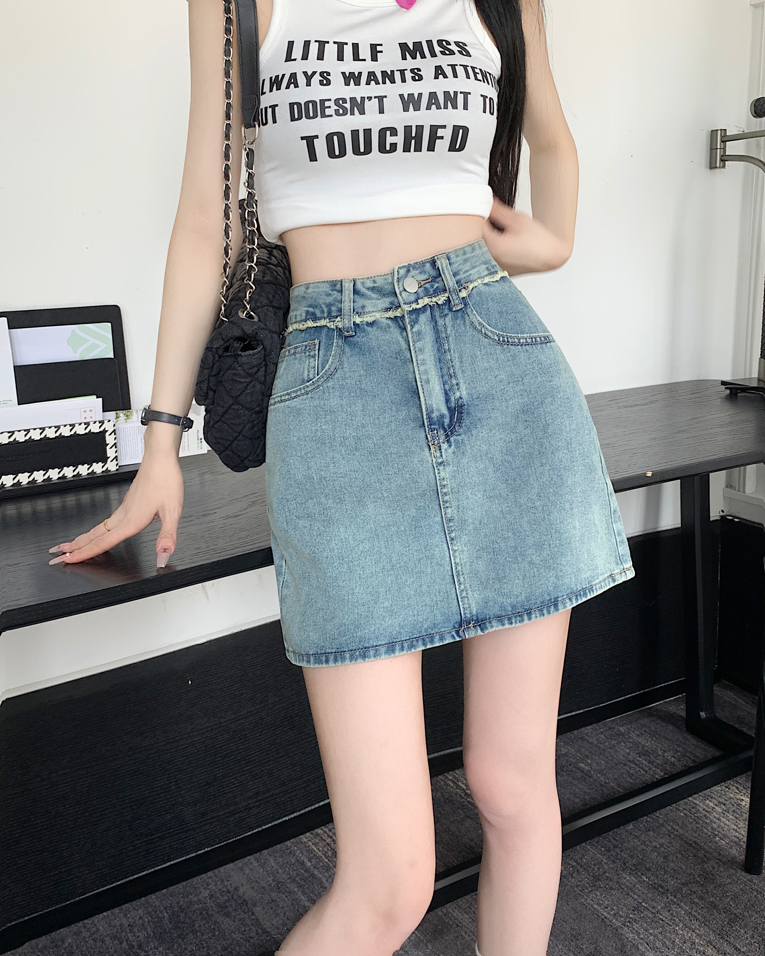 Real shot of retro denim short skirt for women, Korean style design, raw edge, high waist, anti-exposure, A-line skirt, hip skirt