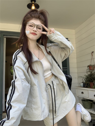 Actual shot of 2024 new summer style loose casual sports sun protection jacket for women + versatile short skirt two-piece set