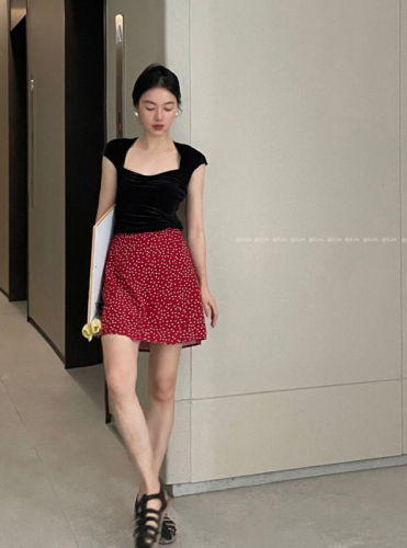 Real shot of chic French velvet retro short-sleeved back hollow top + red polka-dot skirt