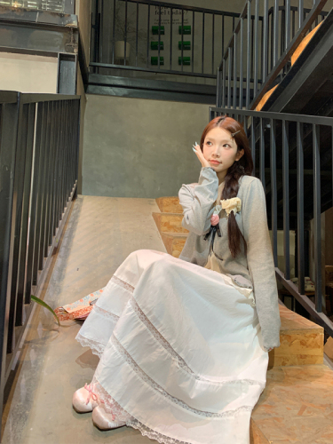 Actual shot of playful girl suit~Korean chic summer gray pink floral long-sleeved top + lace skirt