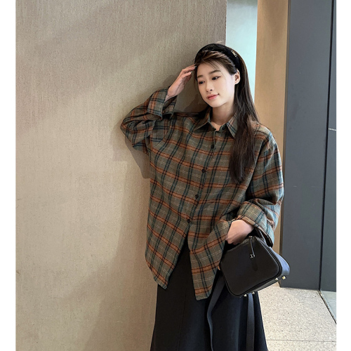Real shot of American lapel shirt for women, fashionable design, temperament top layered with plaid shirt