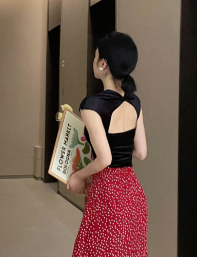Real shot of chic French velvet retro short-sleeved back hollow top + red polka-dot skirt