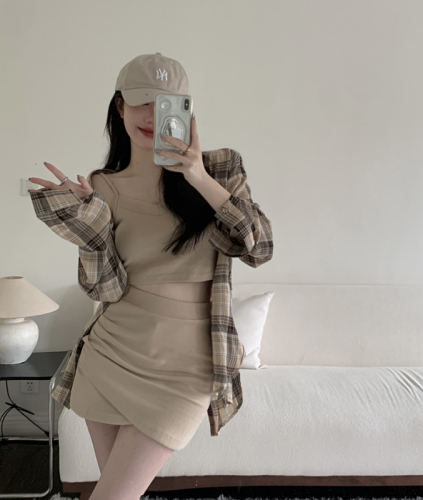 Actual shot of slim-fitting inner camisole, high-waist hip-covering skirt two-piece set + lazy loose plaid shirt for women