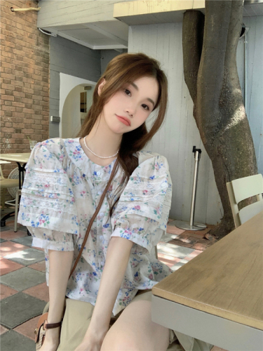 Real shot!  Korean style loose round neck buttoned puff sleeves patchwork lace shirt women's French retro floral top