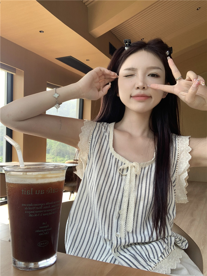 Real shot of Korean style fresh lace spliced striped shirt 