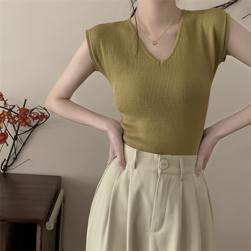 Real shot of new summer V-neck slim fit sleeveless sweater top