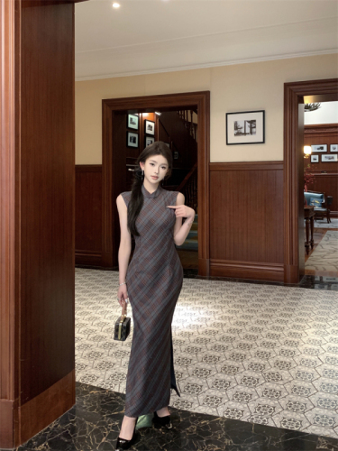 Real shot of retro high-end temperament long cheongsam dress