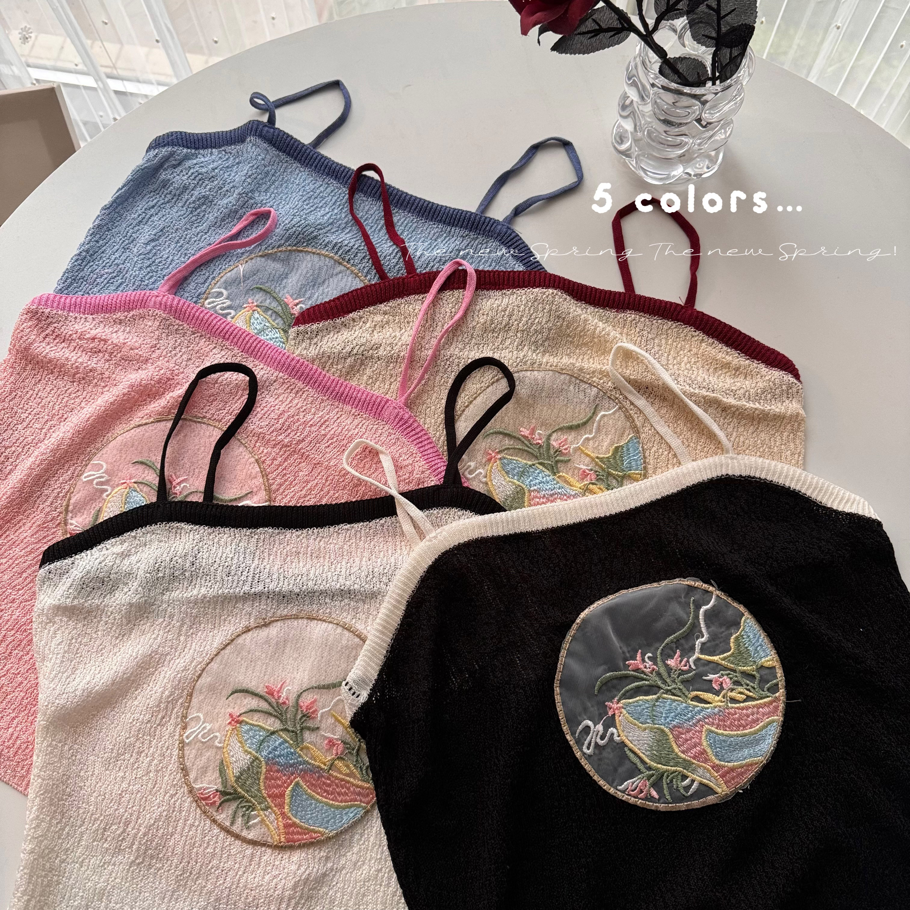 Real shot of retro Chinese style embroidered camisole for women in summer, pure lust for hot girls, sexy short style, sleeveless outer wear