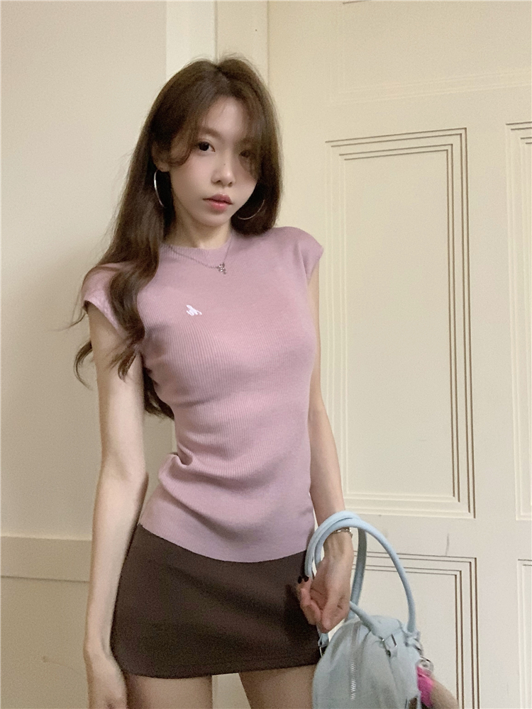 Real shot ~ Simple sweet and spicy style slimming sweater + Korean style short A-line hip-hugging slimming skirt