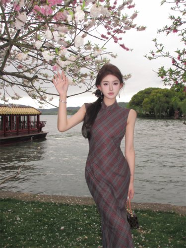 Real shot of retro high-end temperament long cheongsam dress