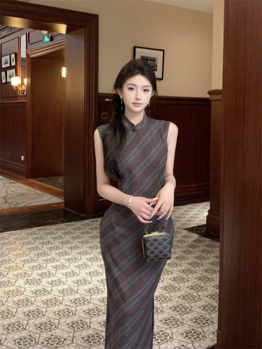 Real shot of retro high-end temperament long cheongsam dress