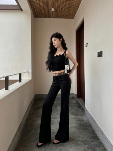 Real shot of a hot girl who wants to look slim in suspenders, high-waisted and slim-looking, spliced ​​micro-flare trousers