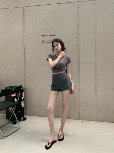 Real shot of hot girls in summer, right-shoulder tight-fitting short-sleeved T-shirts, slimming tops, high-waisted casual shorts, high-elastic hot pants