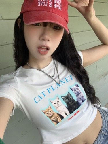 Real shot of a hot girl showing off her navel and wearing a slim-fitting short cat print T-shirt with niche design short top