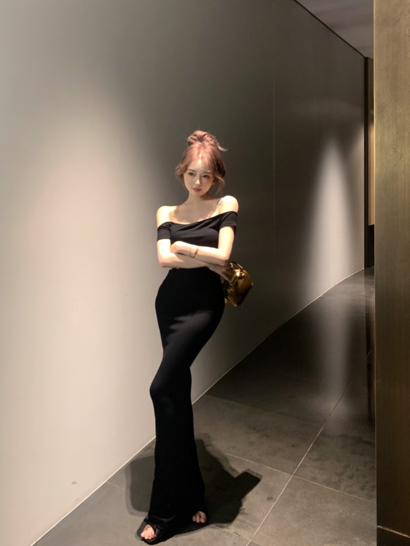 Real shot of Kardashian's same sexy hottie's slim fit and hip-hugging black one-shoulder dress for women
