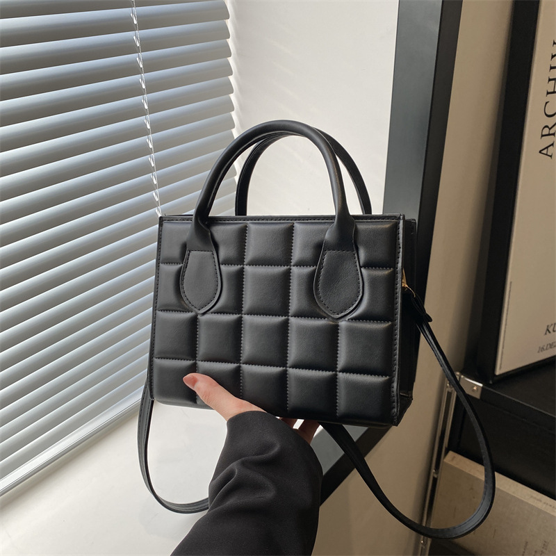 This year's popular fashion Korean version versatile women's solid color handbag 2024 new one-shoulder crossbody bag small square bag for women
