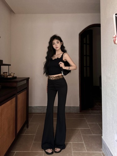 Real shot of a hot girl who wants to look slim in suspenders, high-waisted and slim-looking, spliced ​​micro-flare trousers