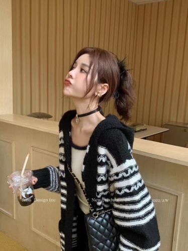 秋冬季新款韩版慵懒风高级感中长款设计条纹撞色开衫女米兰绒外套