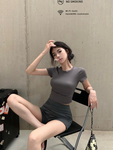 Real shot of hot girls in summer, right-shoulder tight-fitting short-sleeved T-shirts, slimming tops, high-waisted casual shorts, high-elastic hot pants