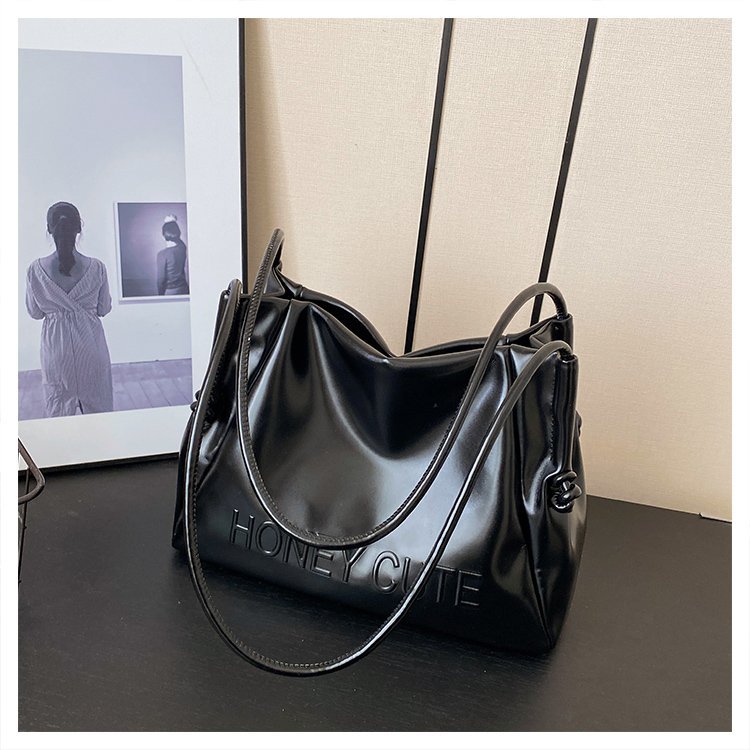 Tote bag 2024 summer new shoulder bag, fashionable, versatile, high-end, large-capacity student class bag, spring style