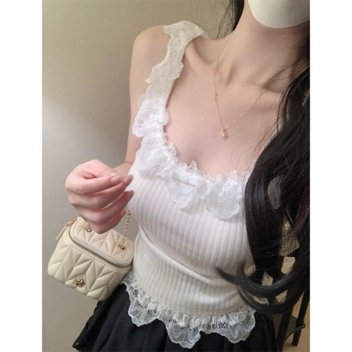 The pure little white flowers bring out the feeling of being tipsy. The Korean style lace camisole is worn inside to make you look slimmer in summer.