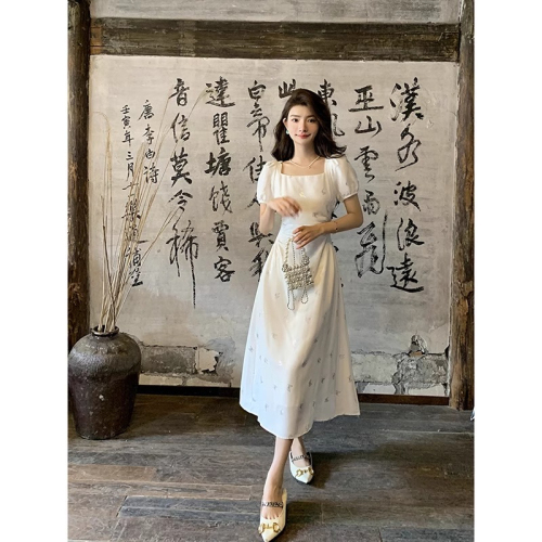 Summer 2024 new style French design niche high-end temperament waist slimming white square collar long skirt