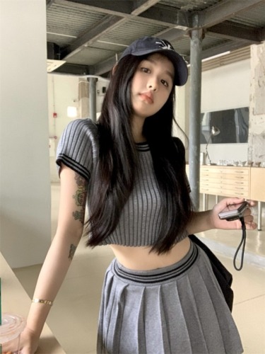 Actual shot~college style color matching suit, round neck short-sleeved sweater, hot girl slim fit pleated skirt, two pieces