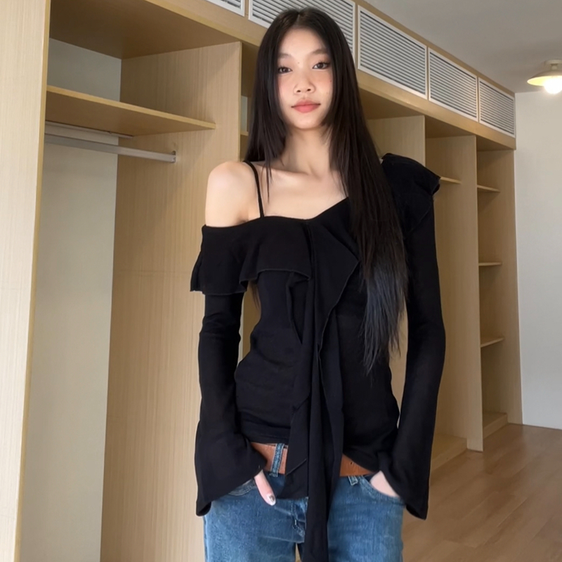 Black ruffled one-shoulder under shirt for women, early spring new style tea in tea aroma, delicate off-the-shoulder top with strap 