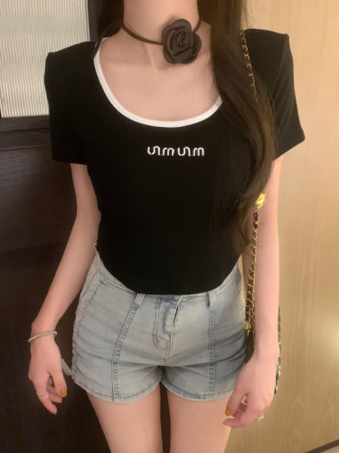 Actual shot of summer fashionable hot girl versatile slim stretch U-shaped collar embroidered letter flower short T