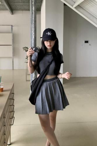 Actual shot~college style color matching suit, round neck short-sleeved sweater, hot girl slim fit pleated skirt, two pieces