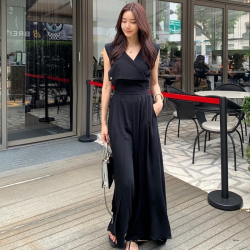 South Korea's Dongdaemun French style elegant, fashionable and high-end V-neck sleeveless chic slit jumpsuit
