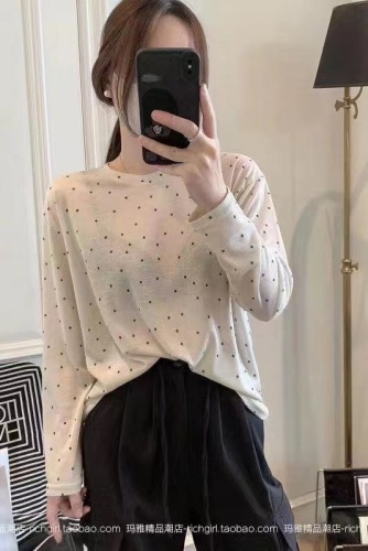Korean blogger wears alone and layered Tencel tops, mask T-shirts, comfortable polka-dot bottoming shirts, sun protection clothes