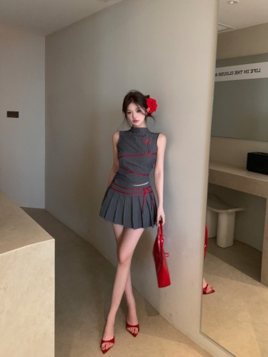 Real shot!  Contrast color embroidery niche fashion striped vest pleated skirt suit two-piece feminine style
