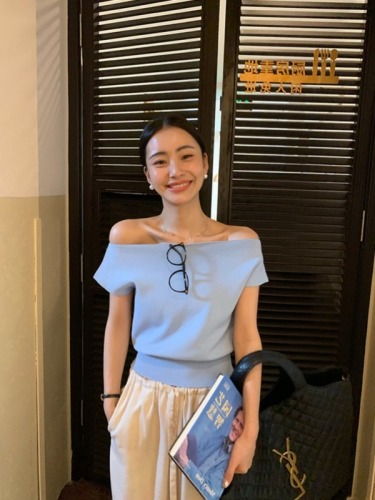 LICKYSENIOR transforms into a clavicle essence in seconds ~ One-shoulder knitted women's short-sleeved summer thin top that covers the flesh perfectly