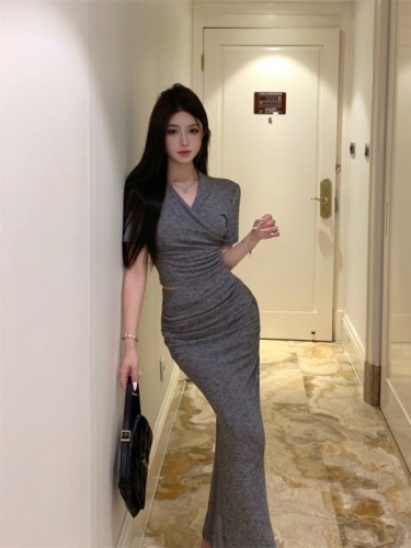 Actual shot of high-end, light and luxurious suit, V-neck cross-waist top + hip-covering fishtail long skirt two-piece set