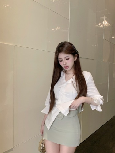 Real shot: Irregular waisted white shirt + French A-line belt butt-covering skirt