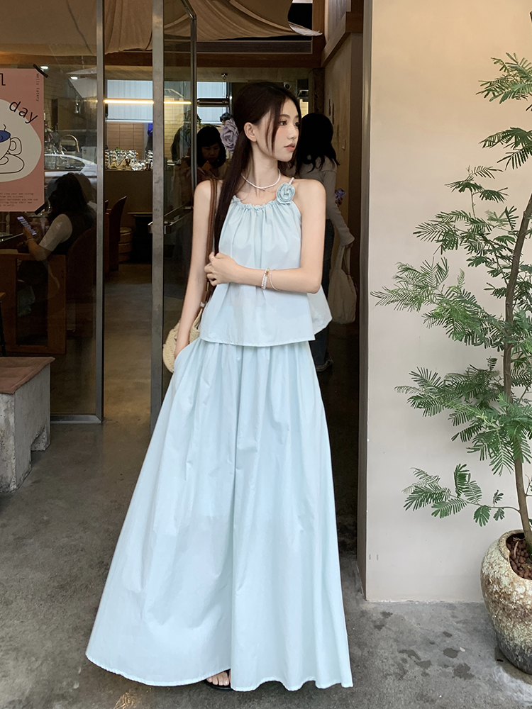 Actual shot of French style fresh suit, solid color suspenders and loose skirt two-piece set