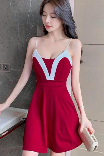 Real shot of fashionable slim-fitting low-cut sexy suspender contrasting color A-line dress