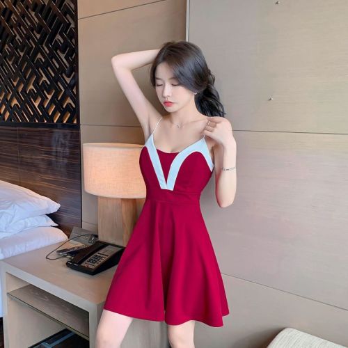 Real shot of fashionable slim-fitting low-cut sexy suspender contrasting color A-line dress