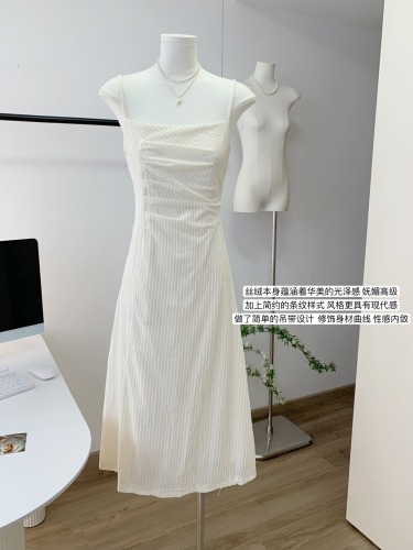 白色丝绒吊带裙夏新款设计感小众气质露背性感法式条纹连衣裙