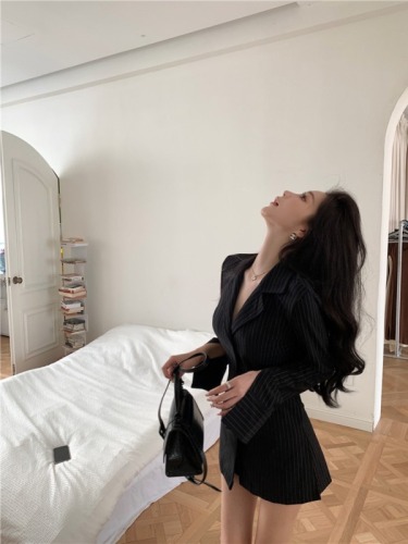 Black Striped Long-Sleeve Women's Shirt Spring 2024 New Style Elegant Fitted V-Neck Blouse with Waist-Clinching Medium-Length Top