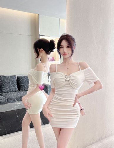 Real shot of Internet celebrity female anchor suspender skirt slim and sexy off-shoulder hip high-end dress