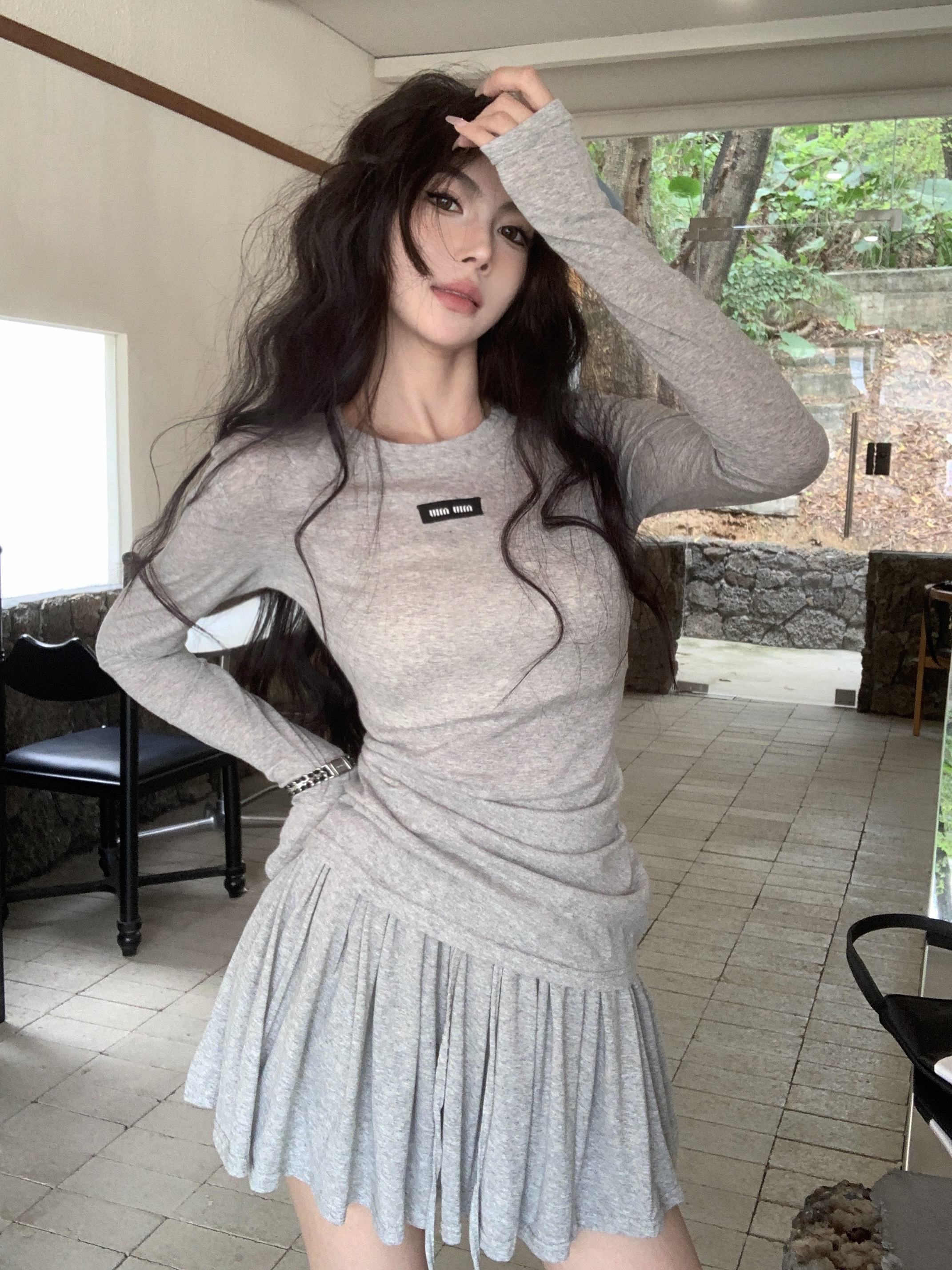 Actual shot of loose and lazy casual suit, thin long-sleeved T-shirt + high-waisted solid color skirt