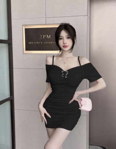 Real shot of Internet celebrity female anchor suspender skirt slim and sexy off-shoulder hip high-end dress